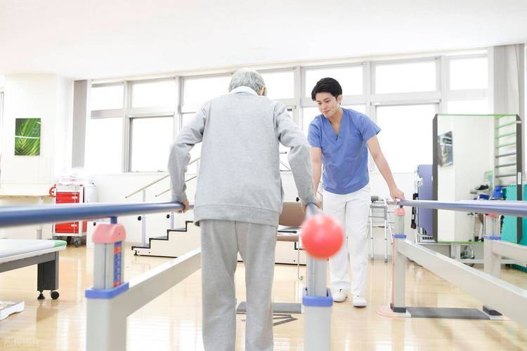康復(fù)輔具適配服務(wù)中的核心角色 康復(fù)輔助器適配師證書的作用、工作內(nèi)容及適合人群解析